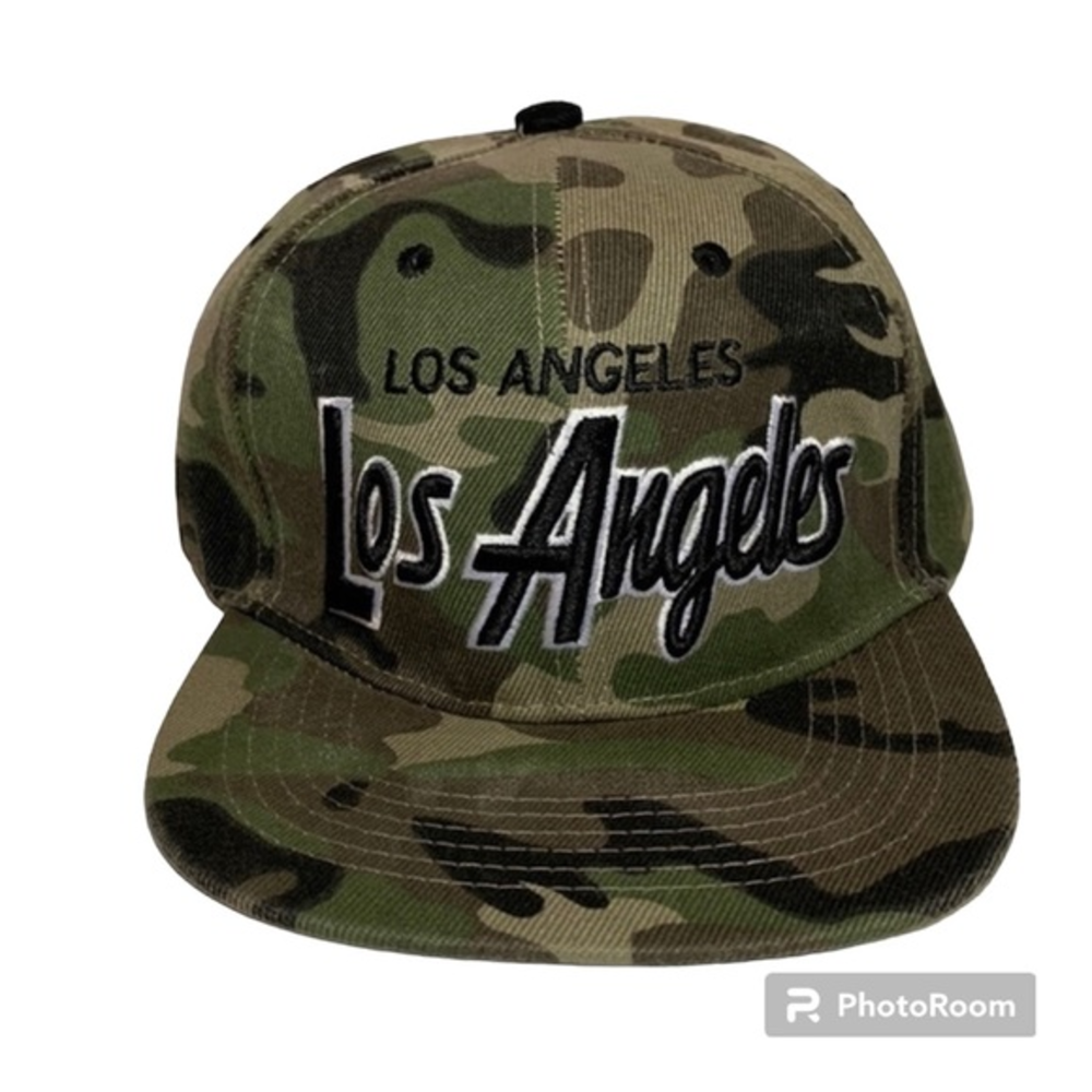 Los Angeles embroidered camouflage adjustable snap‎ back baseball hat.